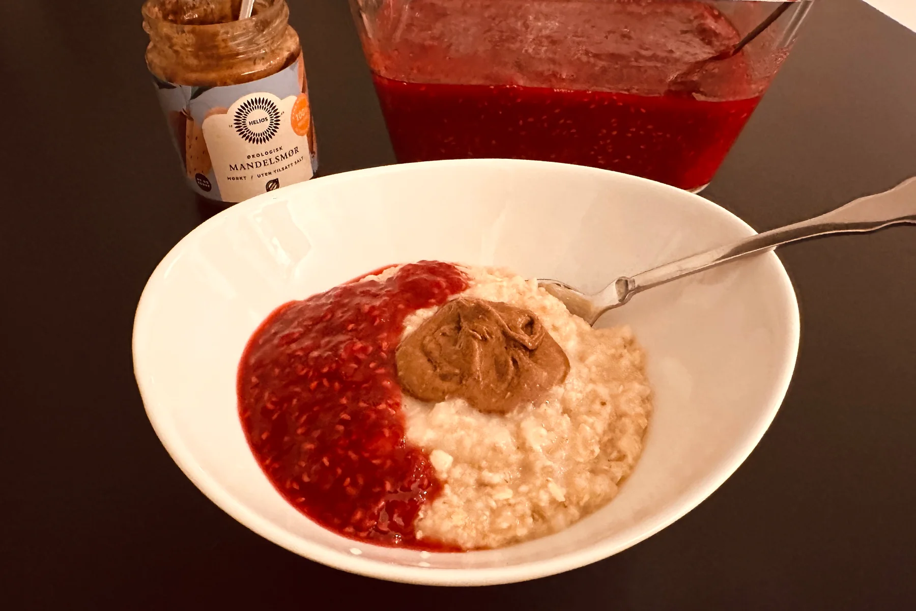 Havregrøt med mandelsmør og bringebærsyltetøy