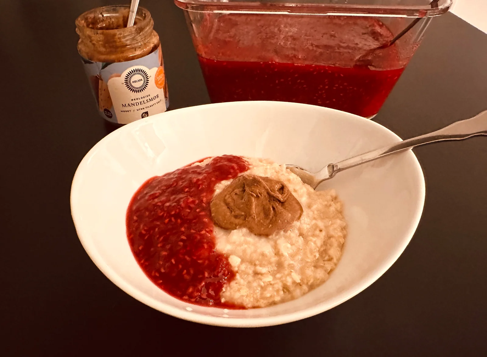 Havregrøt med mandelsmør og bringebærsyltetøy