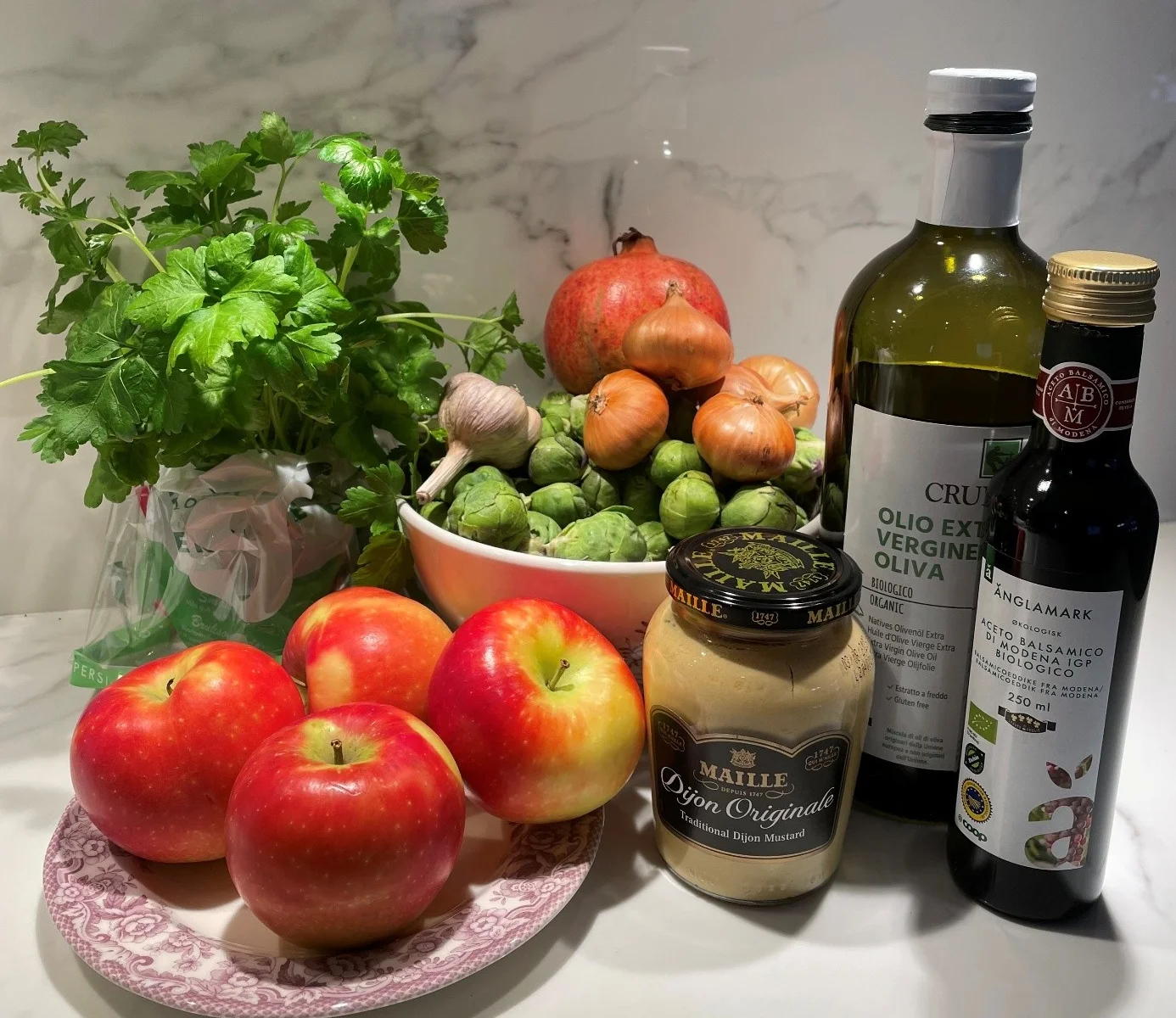 Rosenkålsalat med bacon, eple og granateple på et fat