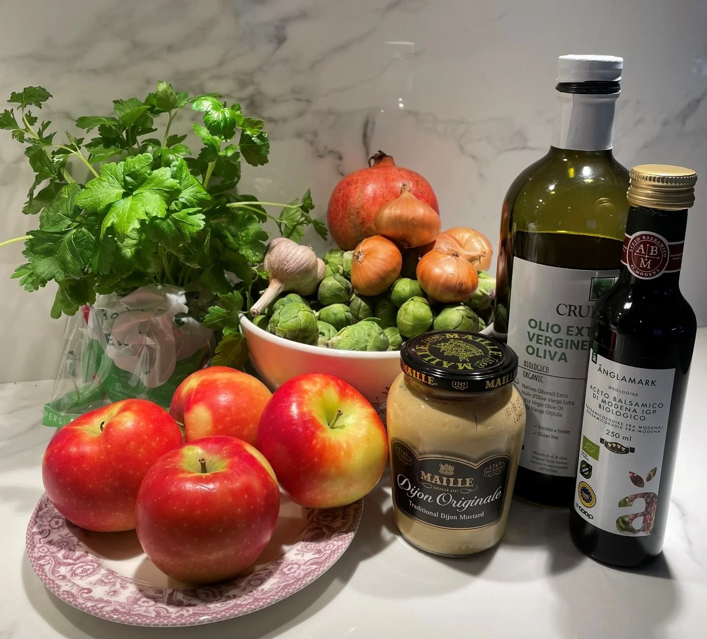 Rosenkålsalat med bacon, eple og granateple på et fat